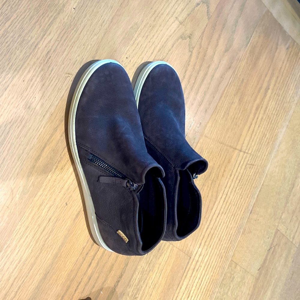 Gray, zip up boot shoes
